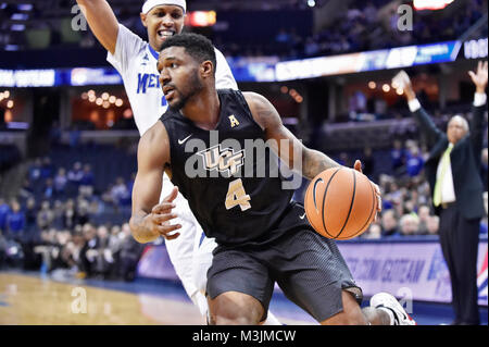 Memphis, TN, USA. Feb 11, 2018. Central Florida guard Ceasar Dejesus durs passé un Memphis Tigers humains au cours de la première moitié d'un match de basket-ball de NCAA college au FedEx Forum de Memphis, TN. Le centre de la Floride a gagné 66-64. McAfee Austin/CSM/Alamy Live News Banque D'Images