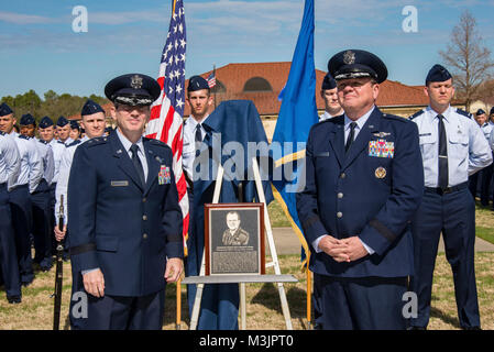 Le major-général Michael Rothstein, l'air et commandant par intérim de l'Université président, et Curtis E. LeMay Centre pour le développement de la doctrine et de l'éducation présente une plaque, commandant de l'air et de l'Université 2017 École de formation des officiers à la retraite honoree Distinguished Alumni le Lgén Bruce Green, au cours d'une cérémonie d'intronisation, le 9 février 2018, à Maxwell Air Force Base, Alabama) l'UA et l'OTS Distinguished Alumni programme met passé OTS diplômés qui ont remporté un succès remarquable au sein de l'Armée de l'air. (U.S. Air Force Banque D'Images