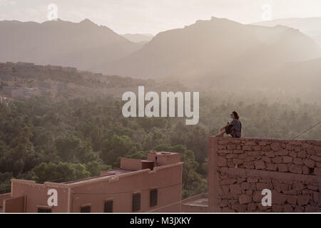 Asian young woman looking out vues scenic Gorges de Todra Maroc Banque D'Images