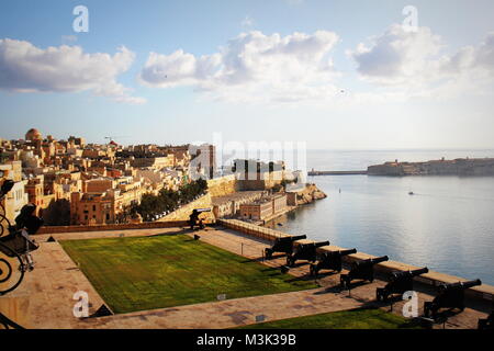 Belle vue de la région de Barrakka Gardens de batterie de salut et le grand port de La Valette, Malte Banque D'Images