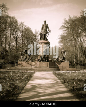 Vintage photo plein air monochrome du monument national Otto von Bismarck à Berlin, en Allemagne, sur une journée de printemps ensoleillée, sky de l'herbe, les jonquilles Banque D'Images