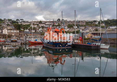 NEWLYN, CORNWALL - 09 JUIN 2009 : le RNLI Penlee Lifeboat dans le port avec la ville en arrière-plan Banque D'Images