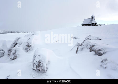 Winter Wonderland idyllique dans les Alpes avec l'église, chapelle congelé sur une montagne couverte de neige, Velika planina, la Slovénie. Banque D'Images