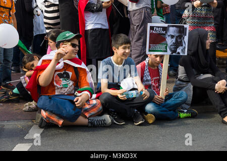 BERLIN, ALLEMAGNE - 03 août 2013 : la Journée internationale de Qods. Manifestants sur la Kurfuerstendamm. Banque D'Images