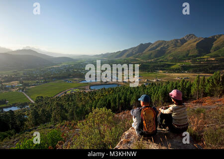 L'Afrique du Sud, Western Cape, Franschhoek, randonneurs bénéficiant d'une vue panoramique sur la Vallée de Franschhoek. Banque D'Images