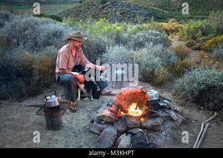 L'Afrique du Sud, Western Cape, Montagu, Simonskloof Mountain Retreat. Jurgen Wohlfarter l'hôte et le chien se reposer près de camp. Banque D'Images