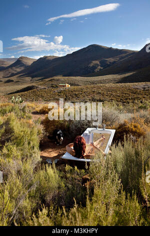 L'Afrique du Sud, Western Cape, Montagu, Simonskloof Mountain Retreat. Femme en tenant à l'extérieur. Banque D'Images