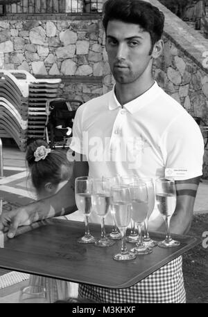 4e août 2017, Fethiye, TURQUIE : Un inconnu waiter serving champagne à un mariage à Fethiye,Turquie,4 août 2017 Banque D'Images