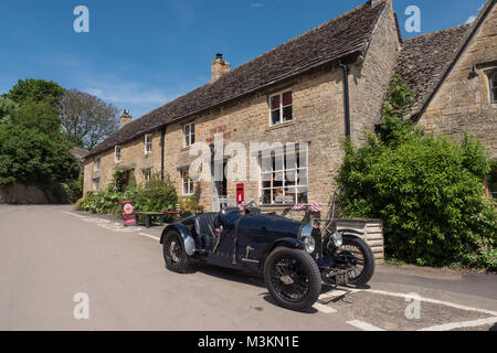 Un classique 1927 Bugatti T37A sports voiture garée en face de l'ancien bureau de poste à Guiting Power, Gloucestershire, Angleterre. UK. Banque D'Images