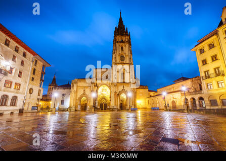 La Cathédrale d'Oviedo, en Espagne, a été fondée par le roi Fruela I des Asturies en 781 AD et est situé dans l'Alfonso II square. Banque D'Images