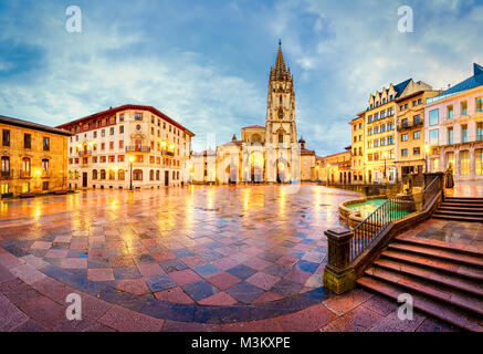 La Cathédrale d'Oviedo, en Espagne, a été fondée par le roi Fruela I des Asturies en 781 AD et est situé dans l'Alfonso II square. Banque D'Images