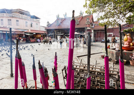 PENANG, MALAISIE, le 19 décembre 2017 : rose géant joss sticks brûler à un temple bouddhiste vintage comme cour offrant pendant le Nouvel An chinois à Penan Banque D'Images