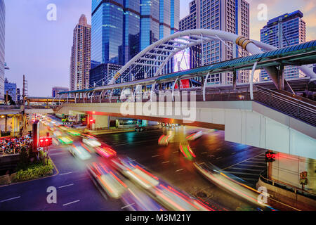 BANGKOK, THAÏLANDE - 18 novembre 2017 : public sky walk et du trafic à la gare de train aérien Chong Nonsi la nuit, Bangkok, Thaïlande Banque D'Images