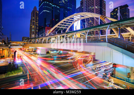 Les sky walk et du trafic à la gare de train aérien Chong Nonsi la nuit, Bangkok, Thaïlande Banque D'Images