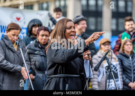 L'avocat public Letitia James - Ravi Ragbir, directeur exécutif de la nouvelle Coalition Sanctuaire de la ville de New York, a reçu un séjour temporaire de l'expulsion. Le 10 février 2018 ; la nouvelle Coalition Sanctuaire avec le clergé, les militants de l'immigration, et les membres de la communauté a organisé une "marche" de Jéricho à l'extérieur de l'Immigration and Customs Enforcement (ICE) et de l'immigration à des tribunaux fédéraux 26 Plaza, marcher en silence et de prière en solidarité avec Jean Montrevil Ragbir, Ravi et tous les immigrants qui sont face à l'expulsion. (Photo par Erik McGregor/Pacific Press) Banque D'Images
