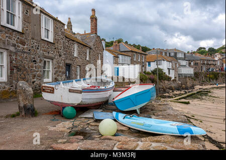 MOUSEHOLE, CORNWALL - le 09 JUIN 2009 : petits bateaux devant une rangée de chalets de pêcheurs à côté du port Banque D'Images