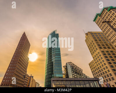 Cityscape pittoresques en plein air libre de la Potsdamer Platz, Berlin, Allemagne, avec une épopée coucher du soleil doré et une vue vers le haut vers le ciel et skyscapers Banque D'Images