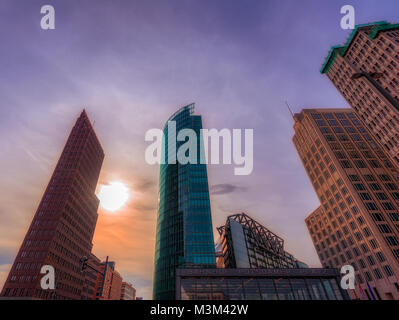 Cityscape pittoresques en plein air libre de la Potsdamer Platz, Berlin, Allemagne, avec une épopée coucher du soleil,une vue vers le haut vers le ciel, skyscapers,lumière rougeoyante Banque D'Images