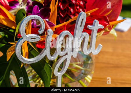 Configuration de mariage - table numéro huit et un bouquet de fleurs, Bali, Indonésie Banque D'Images