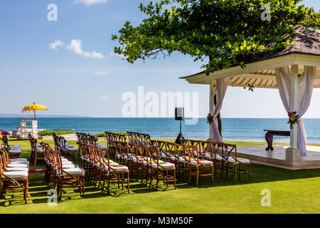 Configuration de mariage - mariage pergola et des chaises pour les clients près de l'océan, Bali, Indonésie Banque D'Images