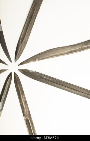 Collection de lames de couteau ou poignard et épées disposés en pointant vers le centre. Vieille lame de couteaux. Close up de la lame du couteau. La lame en acier. Banque D'Images