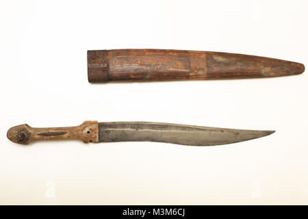 Ancien poignard avec un fourreau de bois pour transporter l'arme isolé sur un fond blanc avec copie espace Banque D'Images