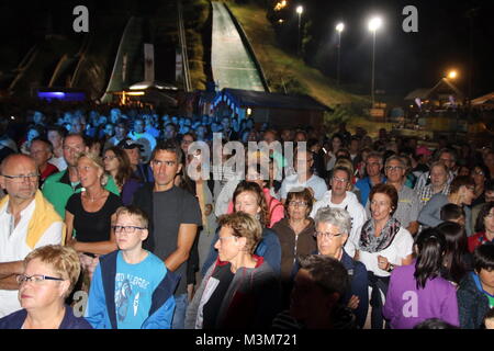 Hören und genießen staunen, Skisprungfans - die an der Adlerschanze bei der Open Air Show 'ABBA' Banque D'Images