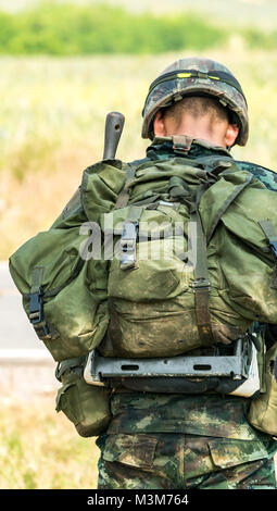 Préparation du soldat prêt pour la guerre et combattre et eaiting commande. Banque D'Images