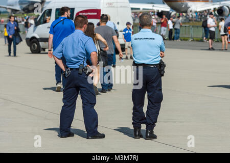BERLIN, ALLEMAGNE - 03 juin 2016 : Le représentant de la police et de la gendarmerie sur l'aérodrome. Assurer l'ordre public. ILA Berlin Air Show Exhibition 2016 Banque D'Images
