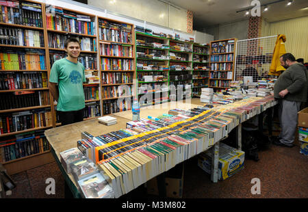 Les libraires en attente de clients à un comptoir de librairie. Salon du livre "livre". 14 Décembre, 2017. Kiev, Ukraine Banque D'Images