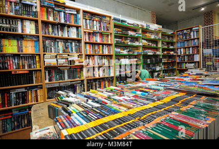 Les libraires en attente de clients à un comptoir de librairie. Salon du livre "livre". 14 Décembre, 2017. Kiev, Ukraine Banque D'Images