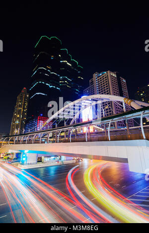 Les sky walk et du trafic à la gare de train aérien Chong Nonsi la nuit, Bangkok, Thaïlande Banque D'Images