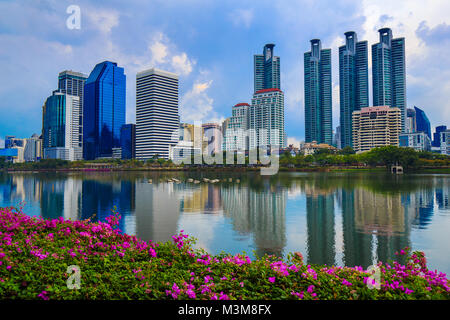 Vue sur la ville à Benjakitti urbain Park, Bangkok, Thaïlande Banque D'Images