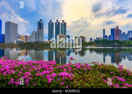 Vue sur la ville à Benjakitti urbain Park, Bangkok, Thaïlande Banque D'Images