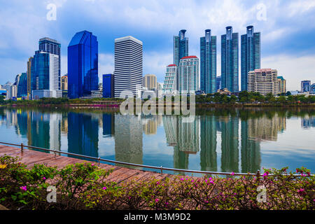 Vue sur la ville à Benjakitti urbain Park, Bangkok, Thaïlande Banque D'Images