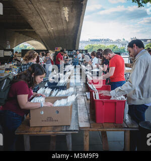 Londres (Royaume-Uni) - août 2017. Second hand books en vente sur un étal sur la rive sud. Format carré. Banque D'Images