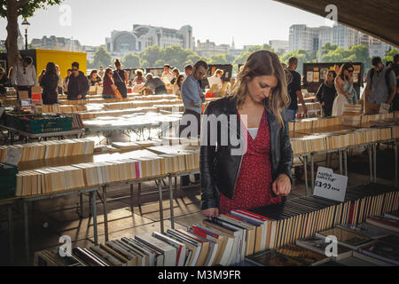 Londres (Royaume-Uni) - août 2017. Second hand books en vente sur un étal sur la rive sud. Le format paysage. Banque D'Images