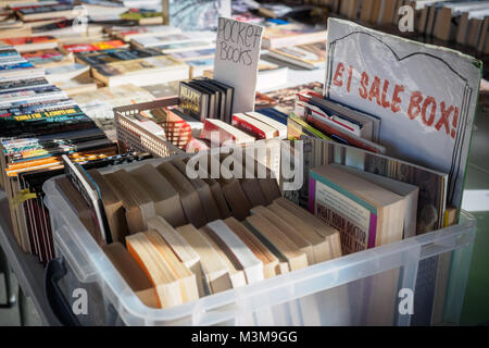 Londres (Royaume-Uni) - août 2017. Second hand books en vente sur un étal sur la rive sud. Le format paysage. Banque D'Images