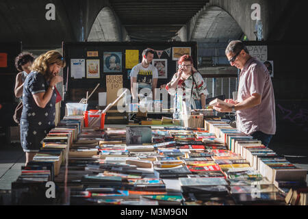 Londres (Royaume-Uni) - août 2017. Second hand books en vente sur un étal sur la rive sud. Le format paysage. Banque D'Images