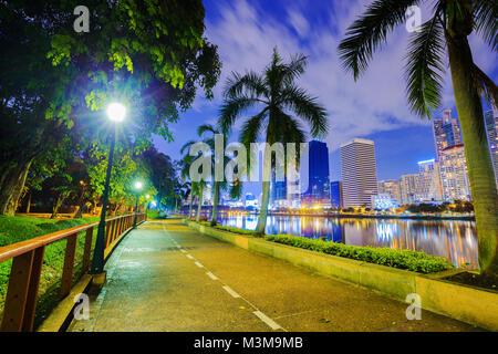 Sentier de marche public Benjakitti au parc la nuit, Bandkok, Thaïlande Banque D'Images