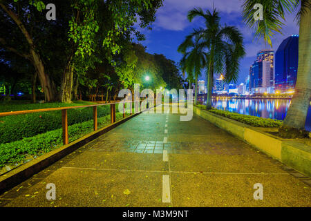 Sentier de marche public Benjakitti au parc la nuit, Bandkok, Thaïlande Banque D'Images