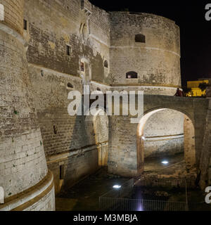 Otranto (Italie), août 2017. Vue de la nuit de l'entrée de Le Château Aragonais. Banque D'Images