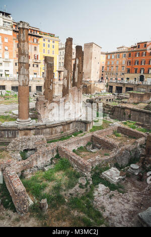 La place Largo di Torre Argentina à Rome, en Italie avec quatre temples romaine et les vestiges de Pompeys Theatre Banque D'Images