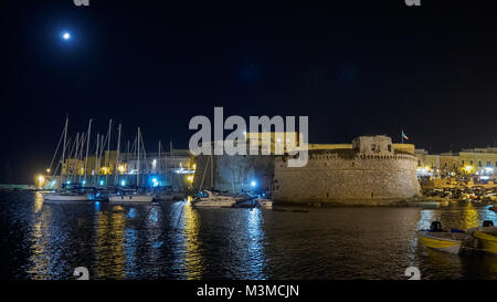 Gallipoli (Pouilles - Italie), août 2017. Vue de la nuit de l'Angevine-Aragonese Château et le vieux port. Le format paysage. Banque D'Images