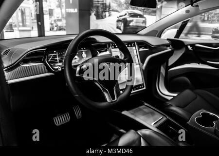 BERLIN - 09 NOVEMBRE 2016 : Exposition. Le tableau de bord d'un tout-électrique, luxe, SUV, crossover Tesla Model x noir et blanc. Produite depuis 2016. Banque D'Images