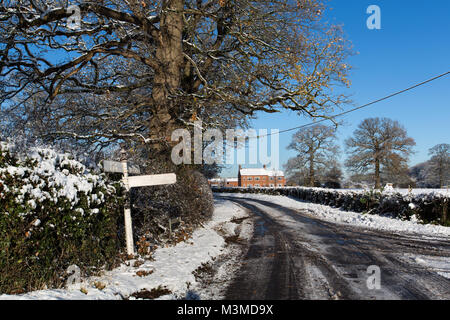 Village de Coddington, Angleterre. En hiver vue pittoresque d'un secteur rural non salées road, dans les régions rurales de Cheshire. Banque D'Images