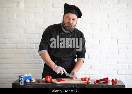 Chef chef barbu prépare des repas Banque D'Images