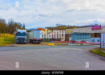 Krusovice, Cszech - 01 janvier 2018 : la bière Krusovice signe au-dessus de l'entrée de souvenirs Banque D'Images