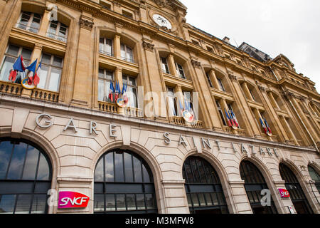 PARIS, FRANCE - 11 juillet 2014 : gare Saint Lazare à Paris façade Banque D'Images