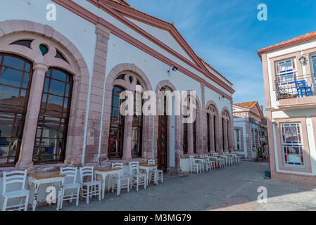 Ayvalık, Balıkesir Province, la Turquie. Cafee servent une grande variété de tas Banque D'Images